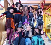 Čarodějnické taneční vystoupení pro seniory